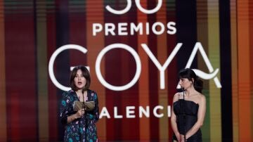 La cineasta afgana Sahraa Karimi, en los Premios Goya: "Si reconocen el régimen talibán les estarán dando permiso para destruir a las mujeres"