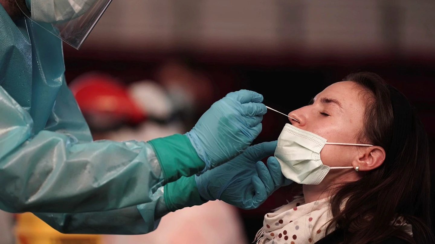 Personal sanitario realiza pruebas de diagnóstico para detectar el coronavirus Personal sanitario realiza pruebas de diagnóstico para detectar el coronavirus