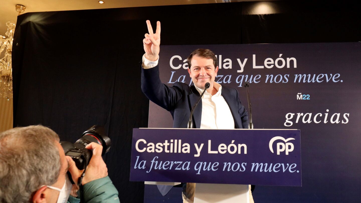 El candidato del PP a la reelecci&oacute;n, Alfonso Fern&aacute;ndez Ma&ntilde;ueco, comparece ante los medios