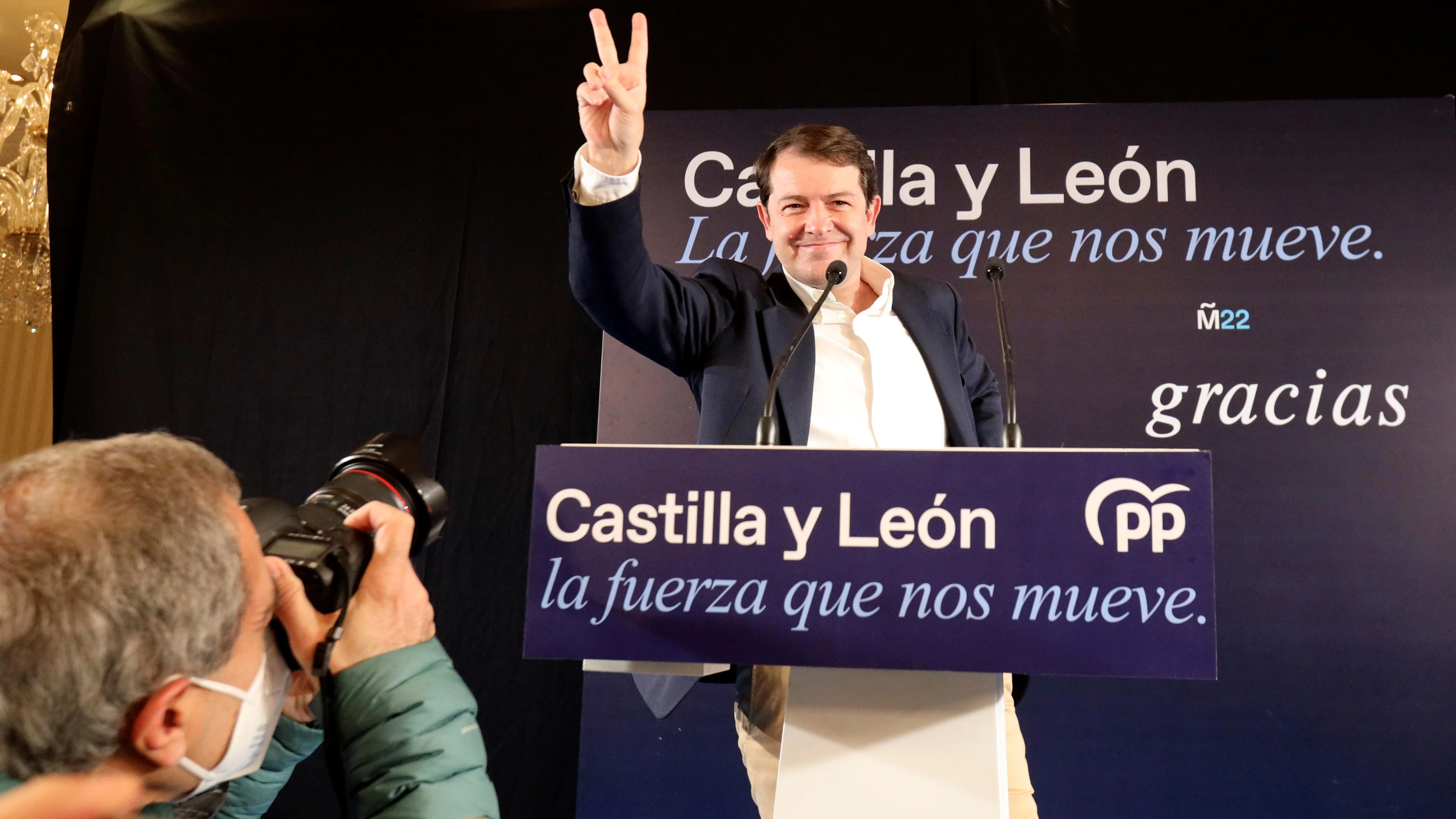 El candidato del PP a la reelección, Alfonso Fernández Mañueco, comparece ante los medios