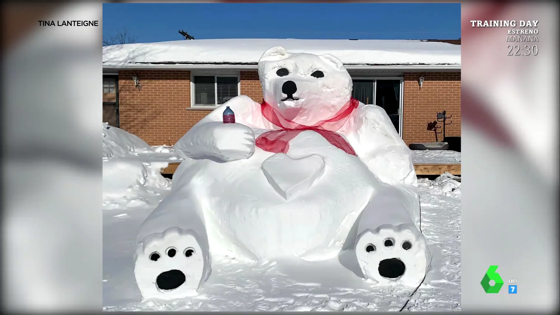 Un hombre construye un gigantesco (e inquietante) oso de nieve para sorprender a su pareja por San Valentín