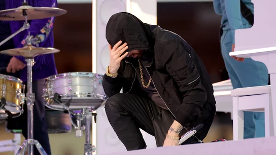 Eminem se arrodilla en la Super Bowl Eminem se arrodilla en la Super Bowl