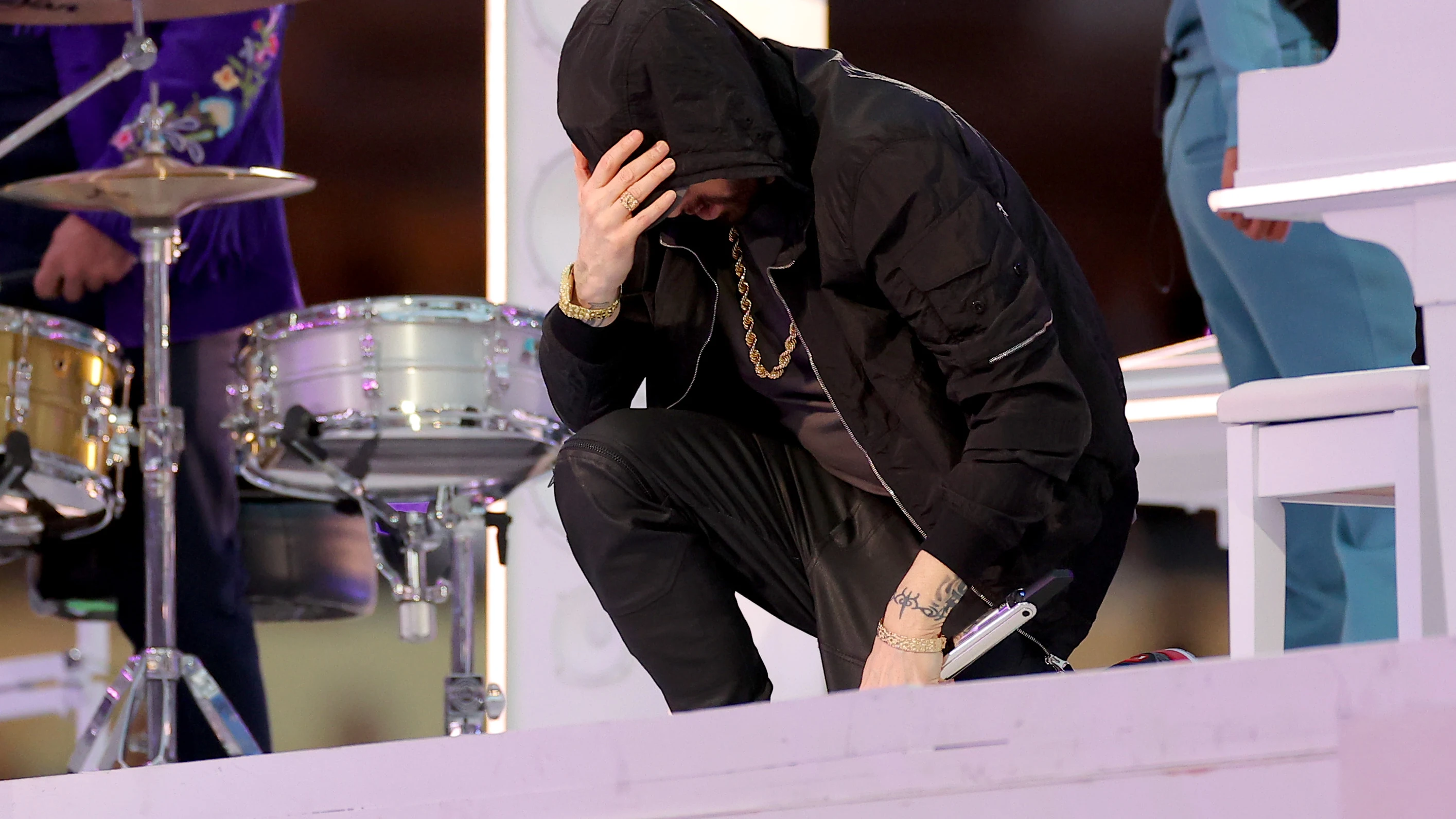 Eminem se arrodilla en la Super Bowl