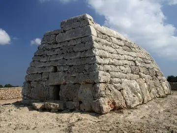 Descubre la Naveta des Tudons, el edificio más antiguo de España: historia y dónde encontrarlo Descubre la Naveta des Tudons, el edificio más antiguo de España: historia y dónde encontrarlo