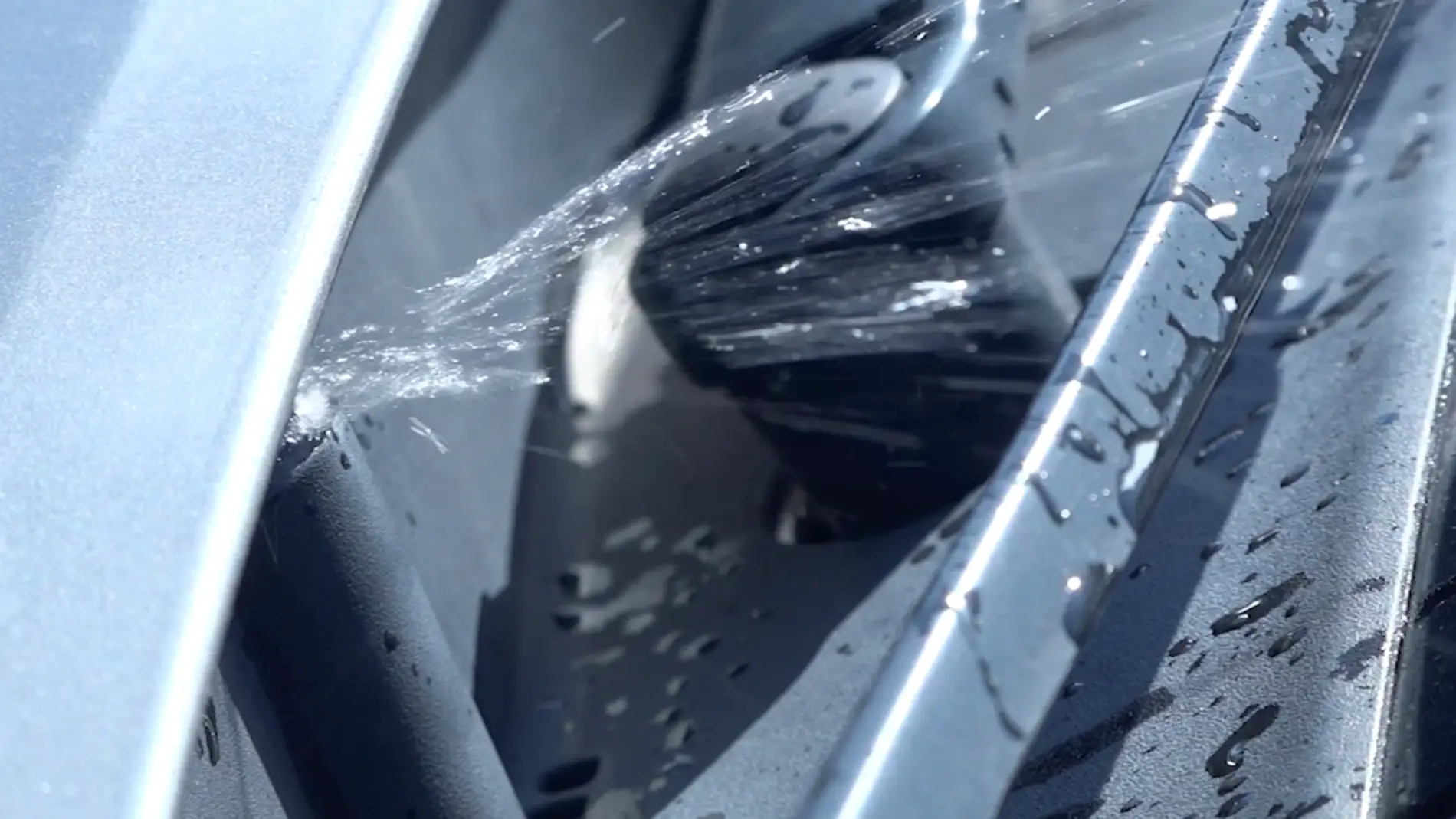 Se puede usar lavavajillas en el limpiaparabrisas del coche