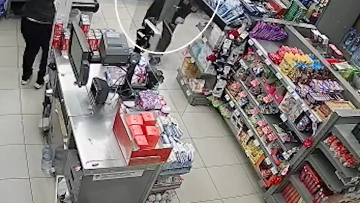 Las impactantes imágenes durante un robo en un supermercado de Barcelona A punta de pistola