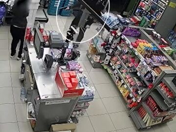 Las impactantes imágenes durante un robo en un supermercado de Barcelona