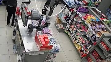 Las impactantes imágenes durante un robo en un supermercado de Barcelona