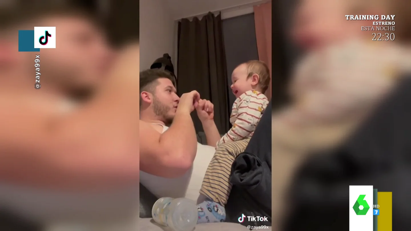 La contagiosa risa de un bebé ante los trucos de magia de su padre La contagiosa risa de un bebé ante los trucos de magia de su padre