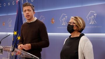 El líder de Mas País, Íñigo Errejón y la diputada de Equo Inés Sabanés, durante una rueda de prensa.