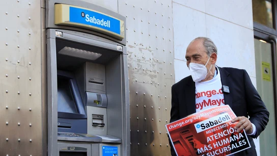 El anciano impulsor de la campaña "Soy mayor,Noidiota", Carlos San Juan. Exclusión financiera