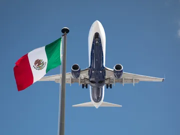 Avión sobrevolando la bandera de México Avión sobrevolando la bandera de México