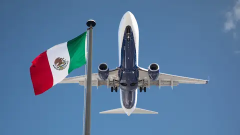 Avión sobrevolando la bandera de México Avión sobrevolando la bandera de México