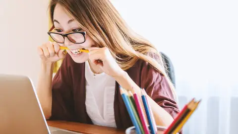 Una trabajadora con estrés Una trabajadora con estrés