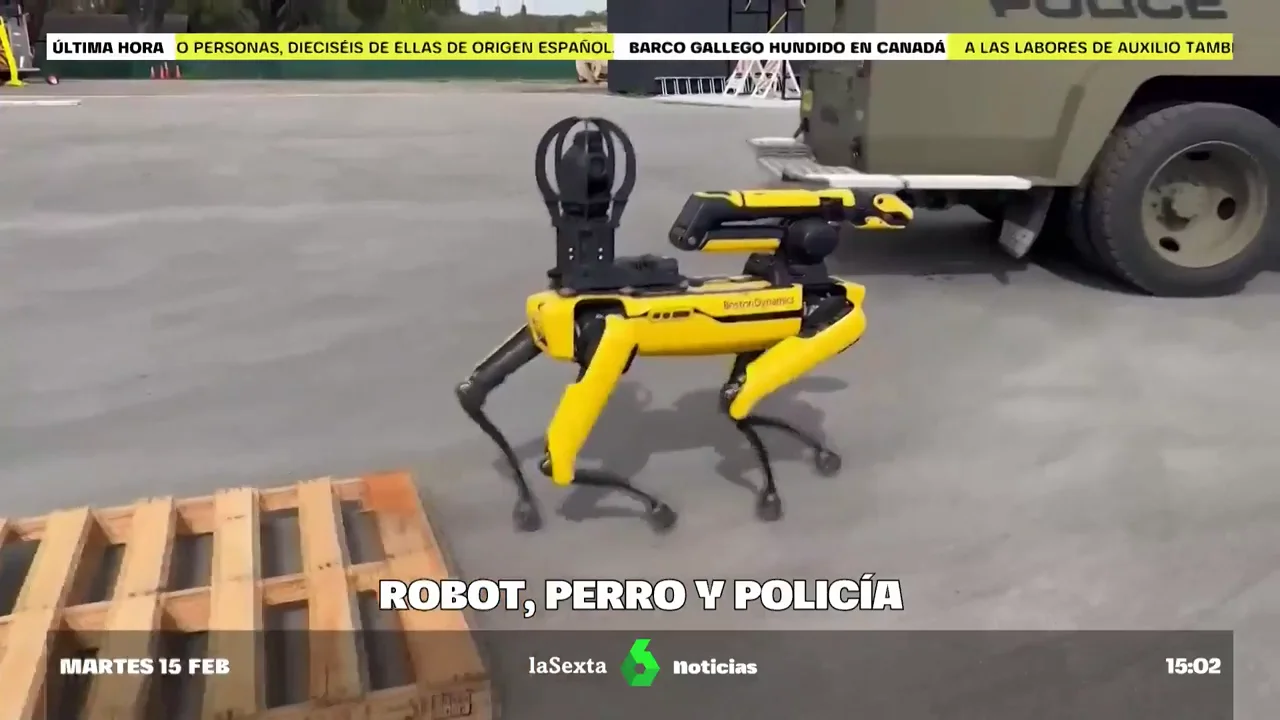 Robot, perro y policía