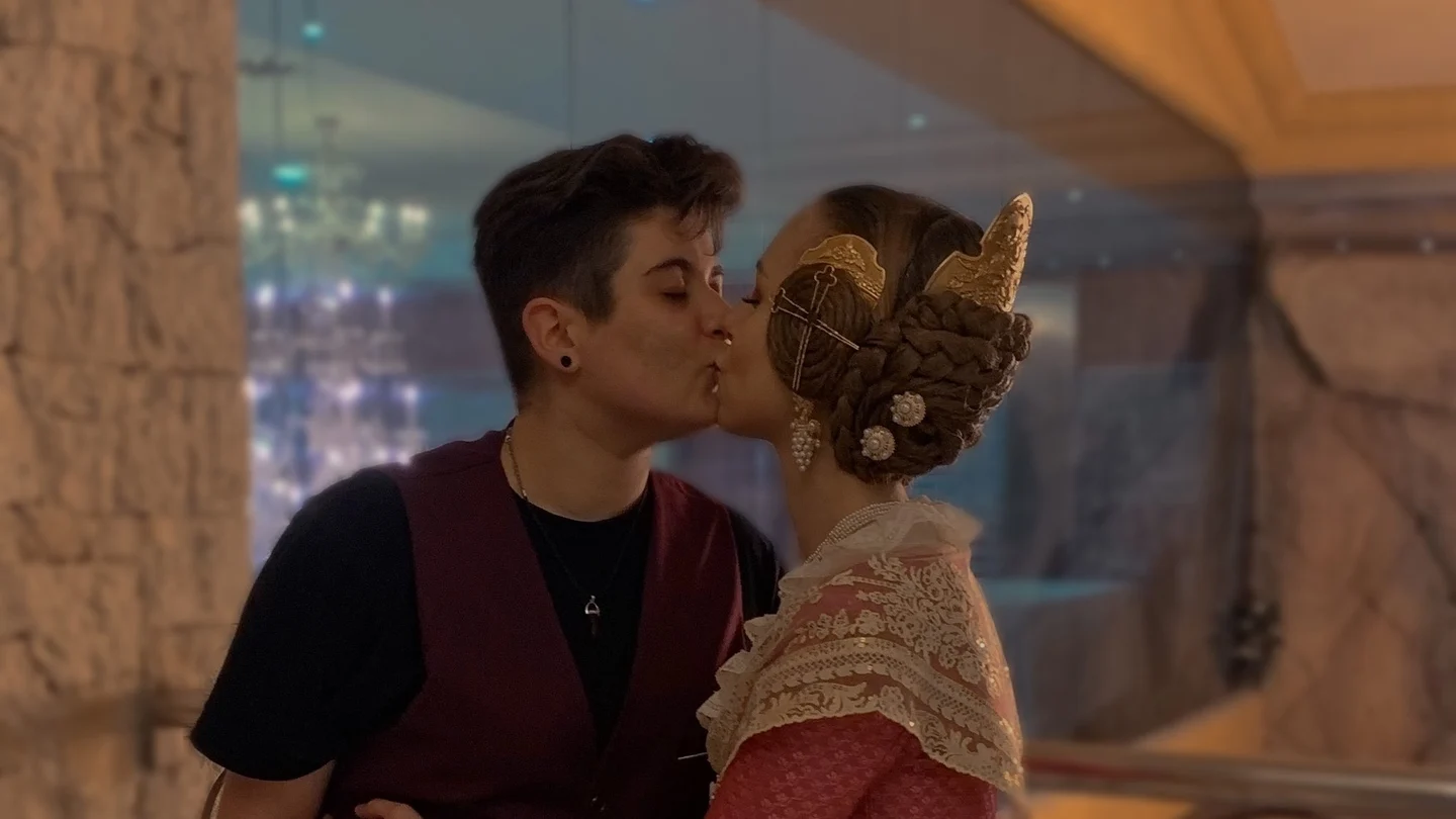 Dos mujeres denuncian discriminación de género en las Fallas: sanciones para las que no se visten con el traje 'femenino' Roles de género
