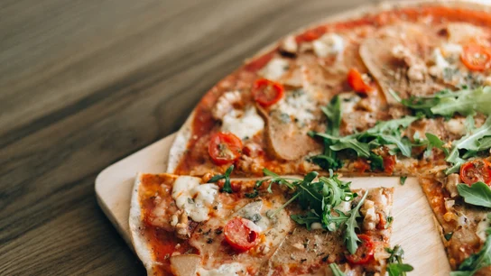 Hacer de la pizza un plato saludable (y que engorde menos) es posible: 3 claves para conseguirlo  Hacer de la pizza un plato saludable (y que engorde menos) es posible: 3 claves para conseguirlo