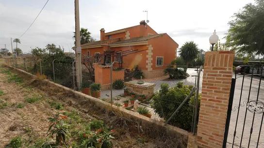 La vivienda donde las autoridades descubrieron los tres cuerpos sin vida tras el parricidio en Elche. La vivienda donde las autoridades descubrieron los tres cuerpos sin vida tras el parricidio en Elche.
