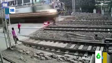 El momento en que un motorista evita ser arrollado por un tren en el último segundo