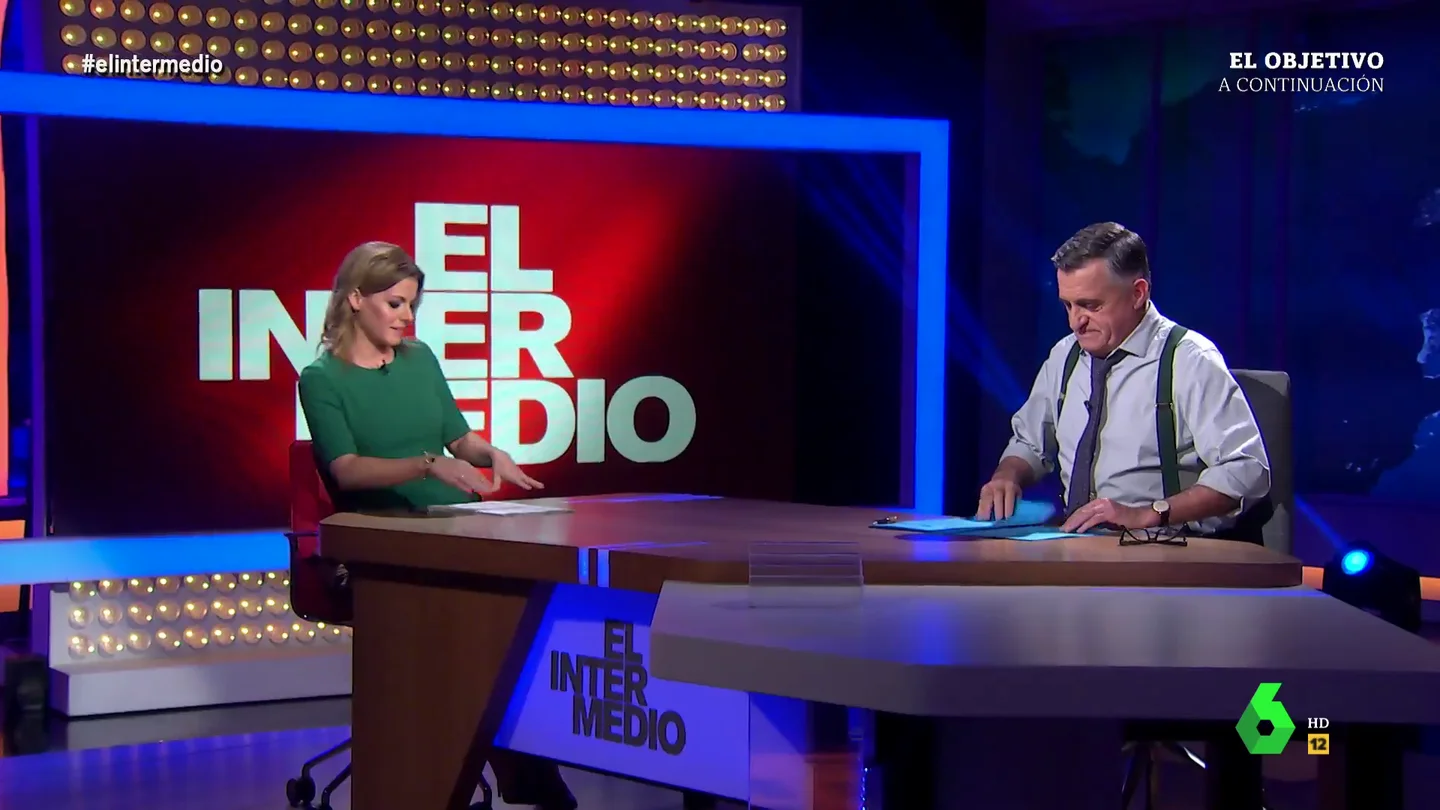 El cómico incidente de Andrea Ropero en directo en el plató de El Intermedio al sustituir a Sandra Sabatés El cómico incidente de Andrea Ropero en directo en el plató de El Intermedio al sustituir a Sandra Sabatés
