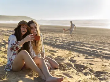 Chicas al sol en la playa Chicas al sol en la playa