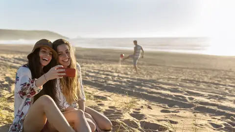 Chicas al sol en la playa Chicas al sol en la playa