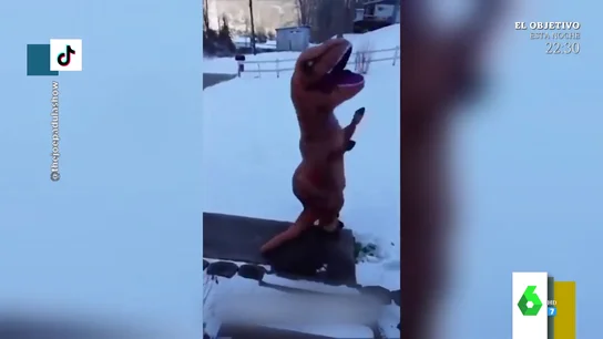 El mal rato de un hombre vestido de dinosaurio cuando le echan spray con olor a pedo dentro del disfraz El mal rato de un hombre vestido de dinosaurio cuando le echan spray con olor a pedo dentro del disfraz