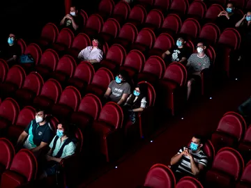 Sala de cine con espectadores Sala de cine con espectadores