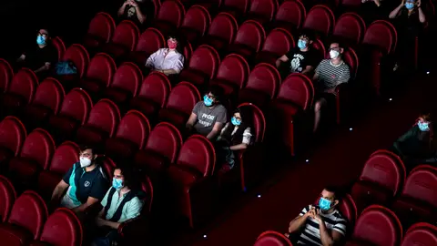 Sala de cine con espectadores Sala de cine con espectadores