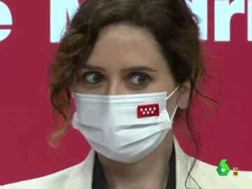 Dani Mateo se 'cuela' en la rueda de prensa de Ayuso: "¡Con paso firme, como si estuvieras pisoteando la carrera de Ángel Carromero!"