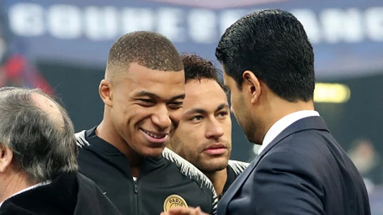 Kylian Mbappé y Nasser Al-Khelaifi Kylian Mbappé y Nasser Al-Khelaifi
