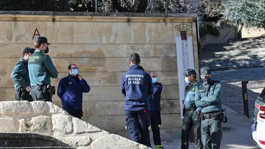 Agentes de la Guardia Civil y bomberos en los alrededores del lugar donde se encontró el cuerpo de la menor. Agentes de la Guardia Civil y bomberos en los alrededores del lugar donde se encontró el cuerpo de la menor.