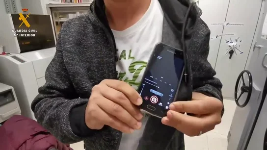 La artimaña detectada por la DGT para copiar en el examen de conducir y que tiene una multa de 500 euros Pillados copiando