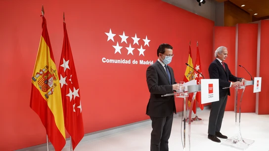 El consejero de Sanidad de la Comunidad de Madrid, Enrique Ruiz Escudero, junto a su homólogo de Hacienda, Javier Fernández Lasquetty El consejero de Sanidad de la Comunidad de Madrid, Enrique Ruiz Escudero, junto a su homólogo de Hacienda, Javier Fernández Lasquetty