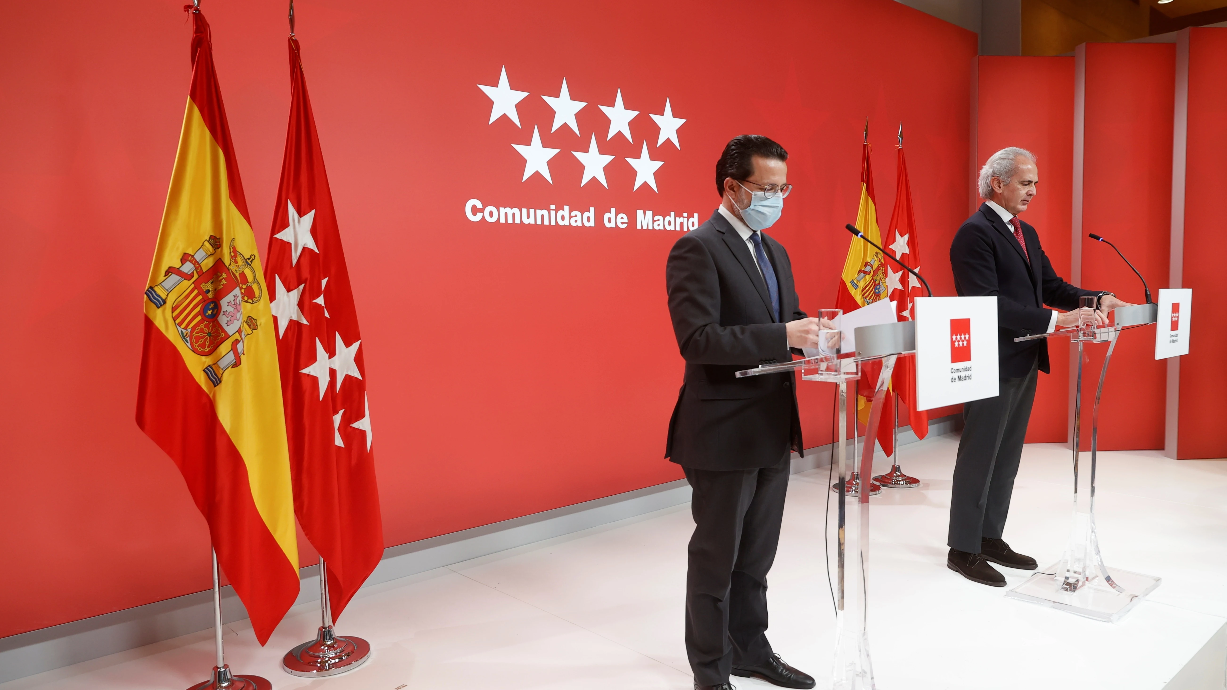 El consejero de Sanidad de la Comunidad de Madrid, Enrique Ruiz Escudero, junto a su homólogo de Hacienda, Javier Fernández Lasquetty