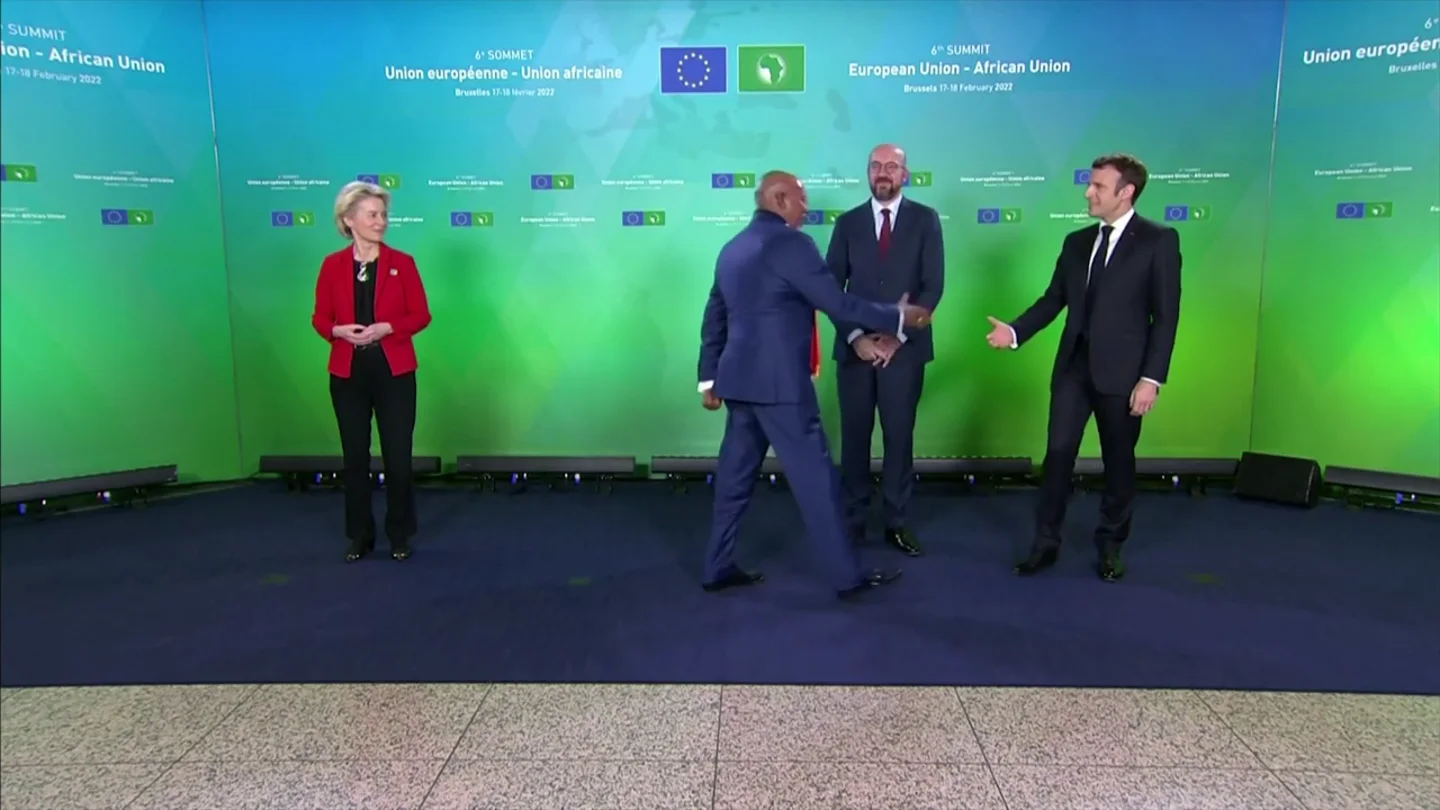 Nuevo desplante vergonzoso a Von der Leyen: un ministro de Uganda le niega un apretón de manos y Macron le llama la atención Nuevo desplante vergonzoso a Von der Leyen: un ministro de Uganda le niega un apretón de manos y Macron le llama la atención