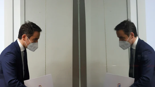 Teodoro García Egea, frente a su reflejo, saliendo tras comparecer ante los medios Teodoro García Egea, frente a su reflejo, saliendo tras comparecer ante los medios