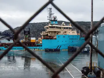 El barco Maersk Nexus antes de que desembarcaran los cuerpos de dos tripulantes del Villa de Pitanxo