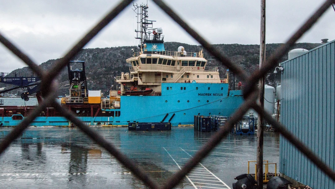 Uno de los barcos que llevaba los cadáveres de los fallecidos en el naufragio del pesquero gallego en Terranova