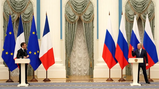 Emmanuel Macron y Vladimir Putin, ampliamente distanciados en Moscú Emmanuel Macron y Vladimir Putin, ampliamente distanciados en Moscú