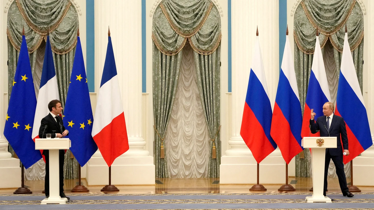 Emmanuel Macron y Vladimir Putin, ampliamente distanciados en Moscú Emmanuel Macron y Vladimir Putin, ampliamente distanciados en Moscú