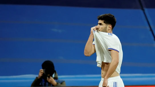Marco Asensio se besa el escudo del Real Madrid Marco Asensio se besa el escudo del Real Madrid