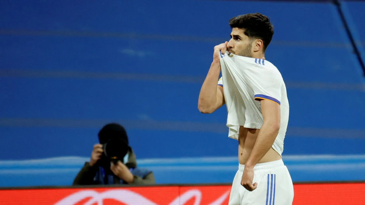 Marco Asensio se besa el escudo del Real Madrid