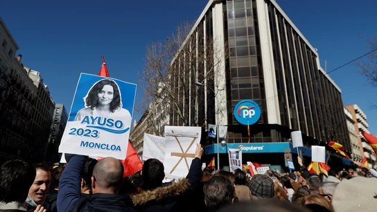 Manifestación frente a la sede del PP en la calle Génova (Madrid) en apoyo a Isabel Díaz Ayuso Manifestación frente a la sede del PP en la calle Génova (Madrid) en apoyo a Isabel Díaz Ayuso