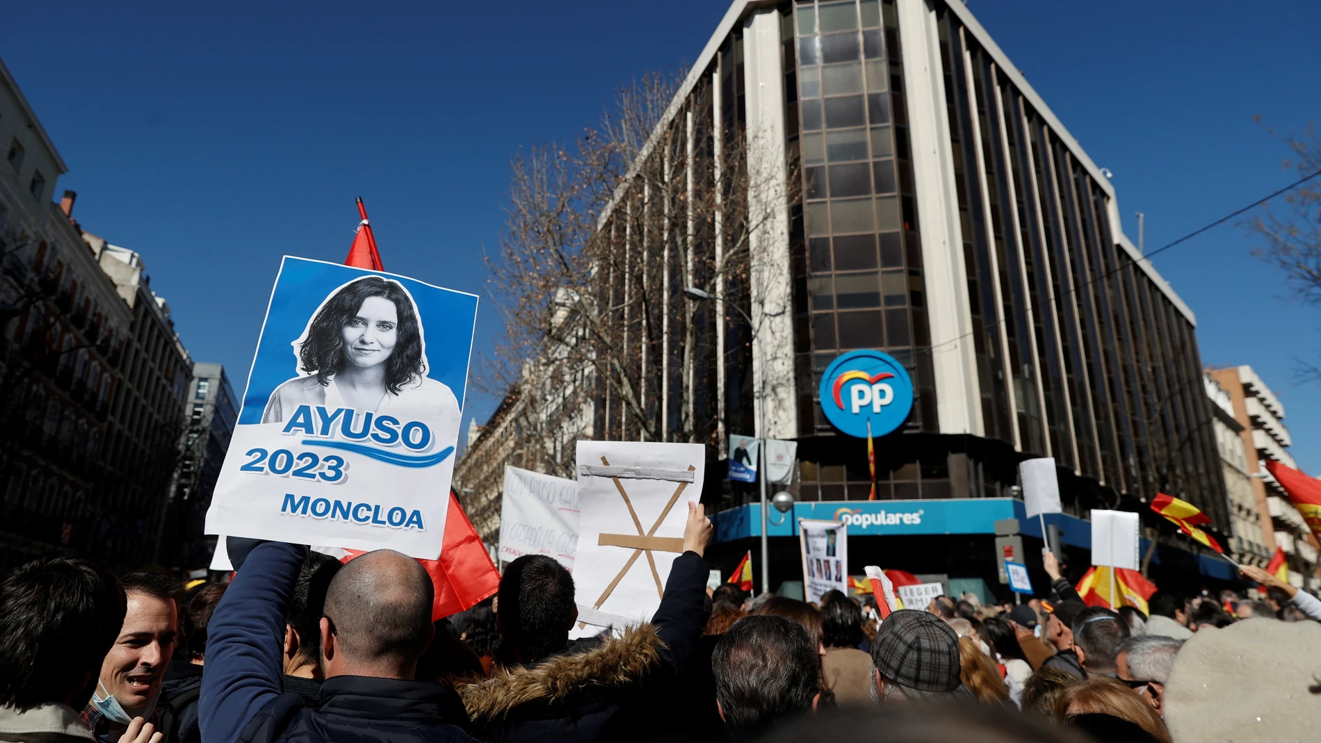 Manifestación frente a la sede del PP en la calle Génova (Madrid) en apoyo a Isabel Díaz Ayuso