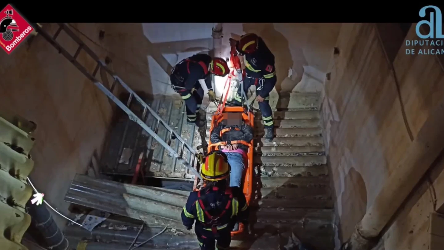 Imagen del momento en el que un equipo de bomberos rescatan al joven Imagen del momento en el que un equipo de bomberos rescatan al joven
