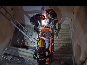 Imagen del momento en el que un equipo de bomberos rescatan al joven