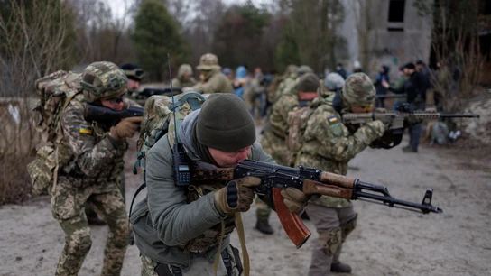Reservistas realizan ejercicios de combate en Kiev Reservistas realizan ejercicios de combate en Kiev
