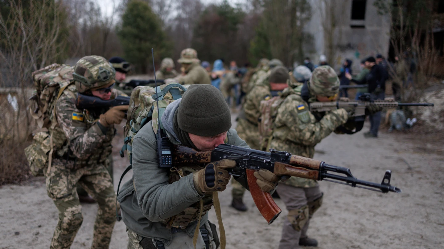 Reservistas realizan ejercicios de combate en Kiev Reservistas realizan ejercicios de combate en Kiev