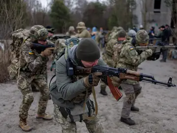 Reservistas realizan ejercicios de combate en Kiev